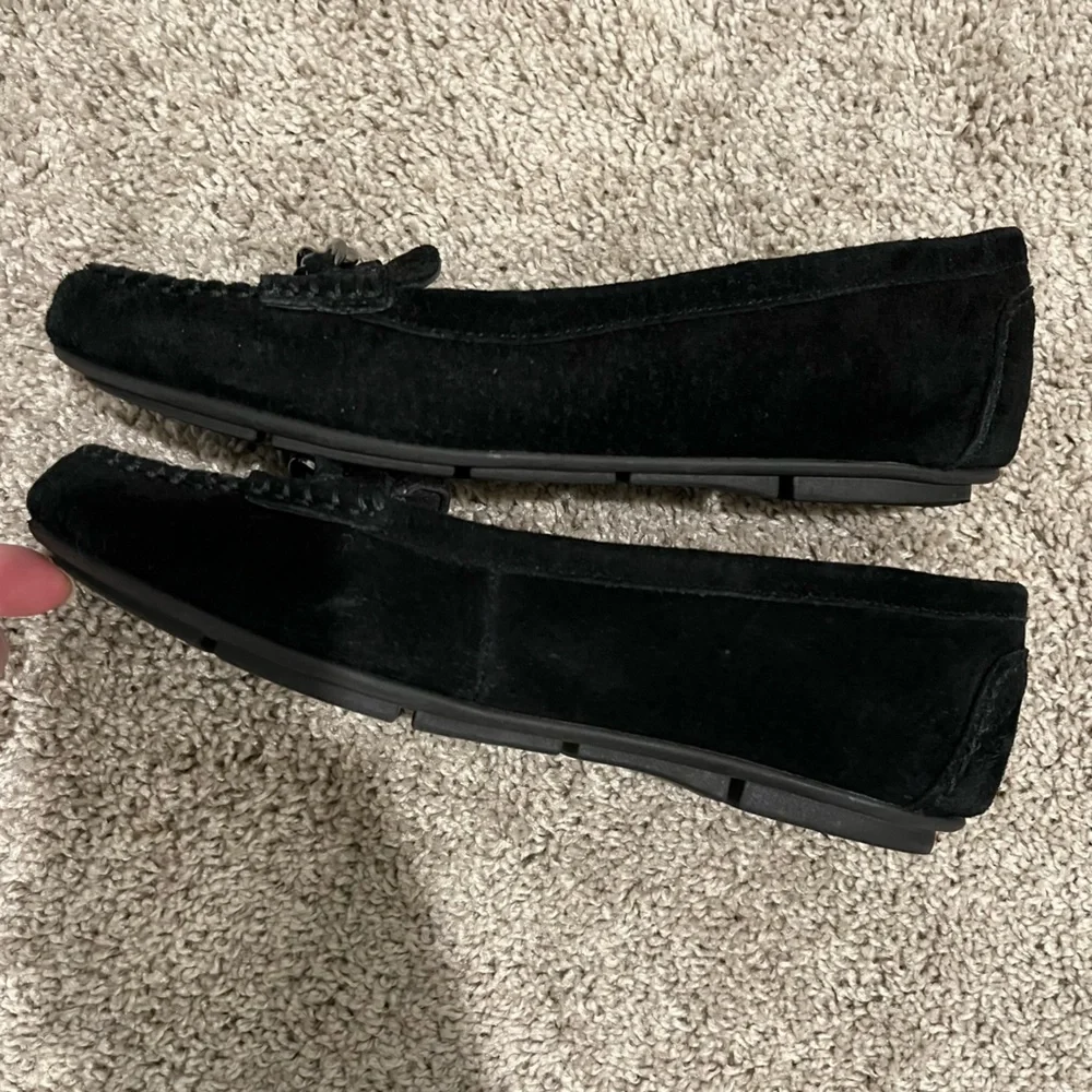 Vionic black suede Mesa loafers with gunmetal/muted silver chain accent